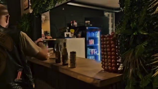 Bar moderne GT Paddock avec cocktails et boissons